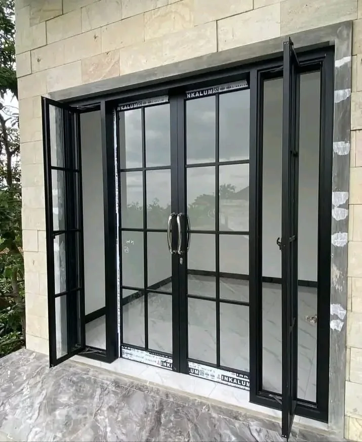 Pintu aluminium berbingkai kaca JAYA MAKMUR
