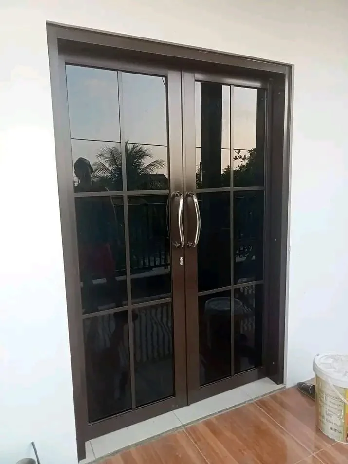 Pintu Kaca Berbingkai Gelap — Inspirasi bukaan minimalis