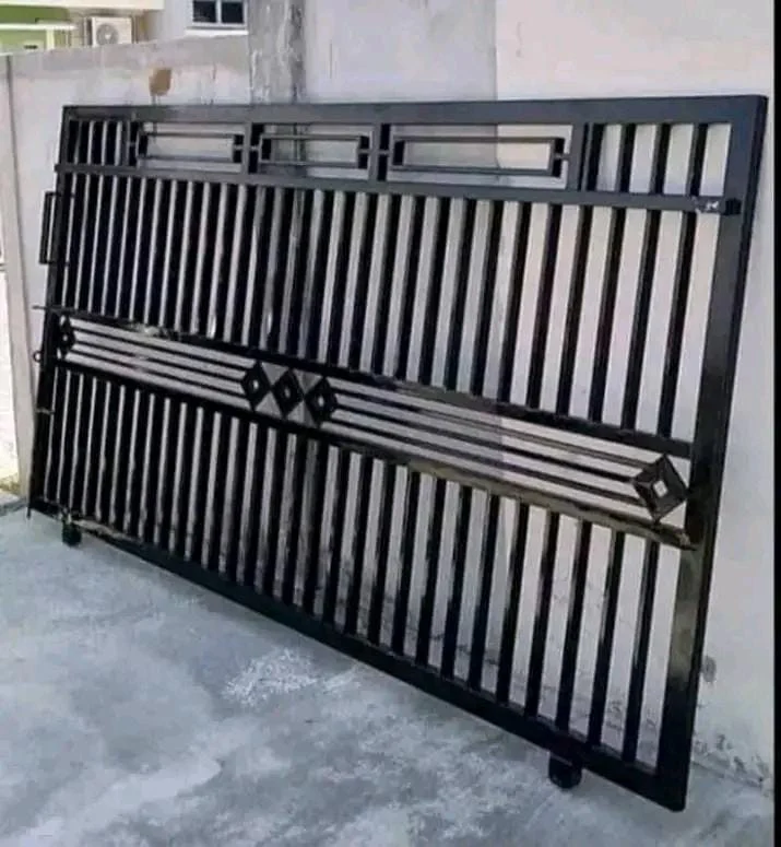 Pintu Gerbang Besi Motif Garis