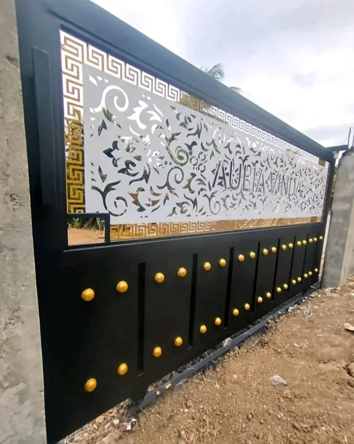 Pintu dengan Aksen Ornamen — Inspirasi tampilan pintu besi