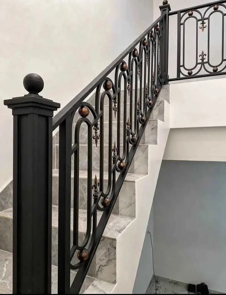 Railing Motif Elegan — Desain pegangan tangga dekoratif
