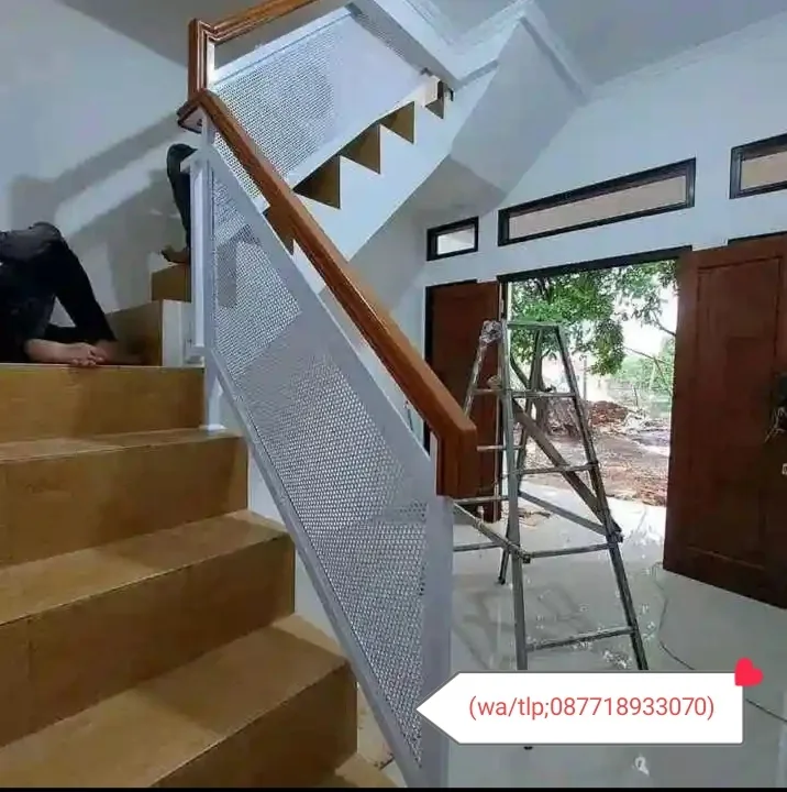 Railing dengan Pegangan Kayu — Inspirasi kombinasi material